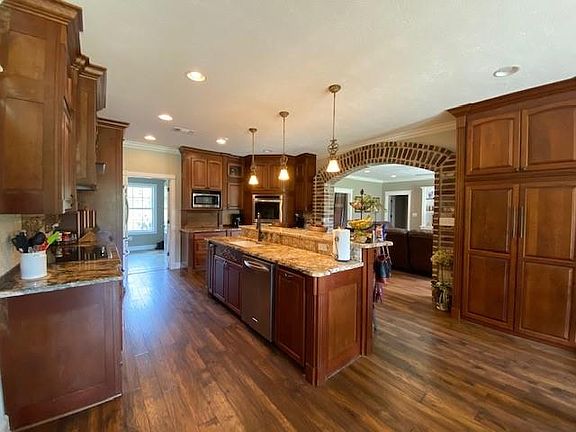 5th image of 1302 Thomas Dr
