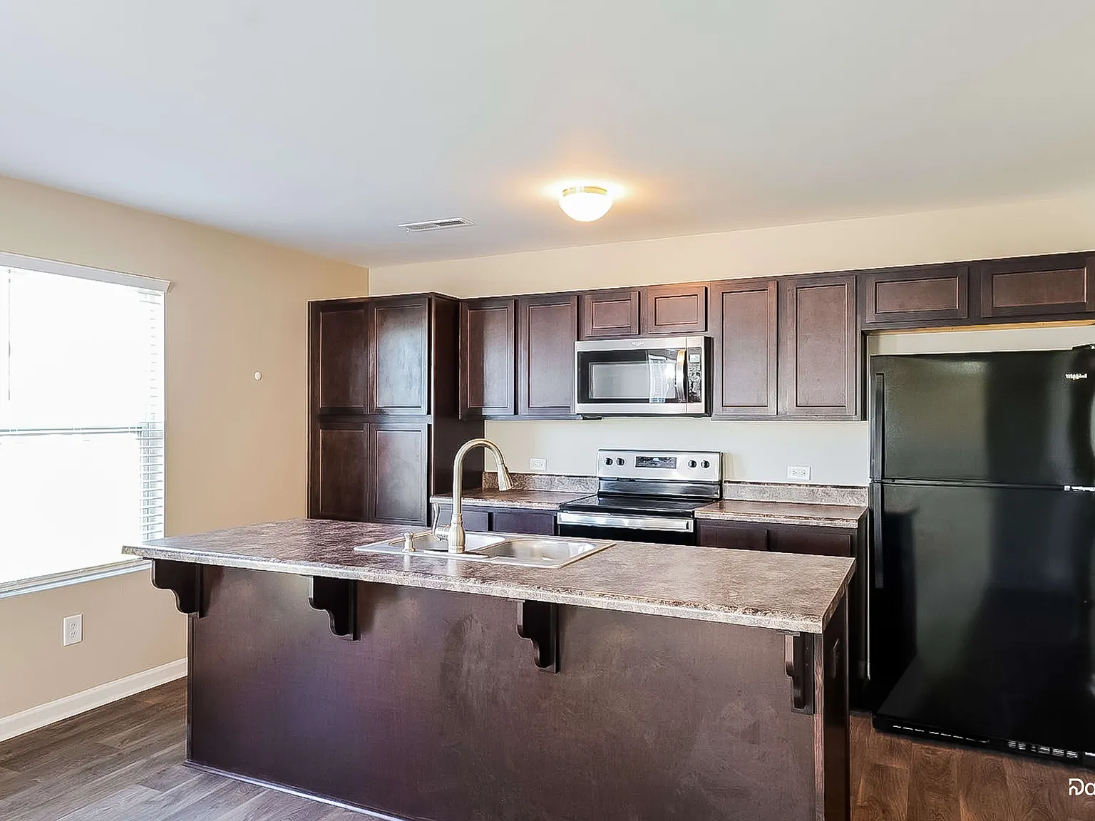 3 bed, 2.5 bath, 2428 sqft, $2,135 — Photo 4