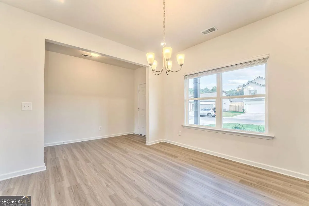 4 bed, 2.5 bath, 2373 sqft, $2,500 — Photo 3