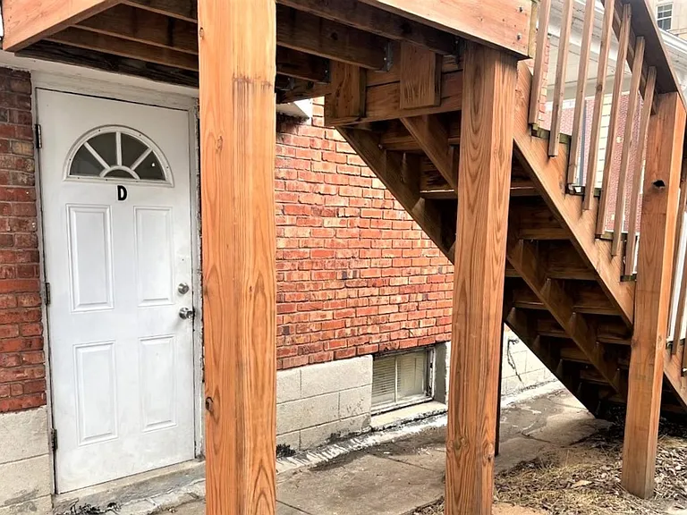 1203 E Walnut St #D — Photo 3