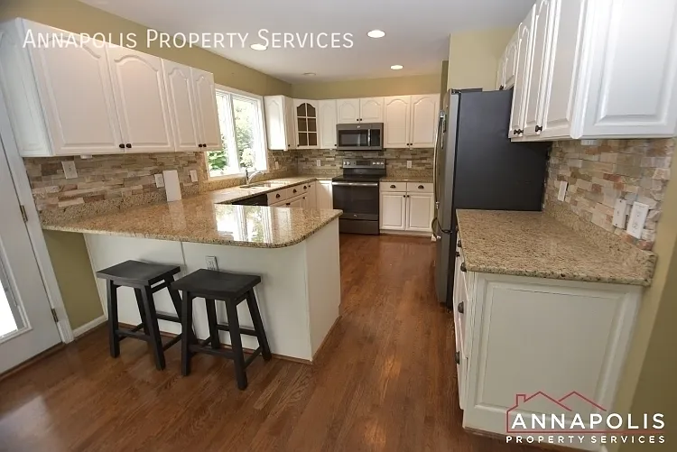 602 Victoria Dr — Photo 3