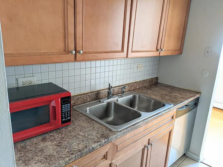 156 Asbury Ave #4 — Photo 2