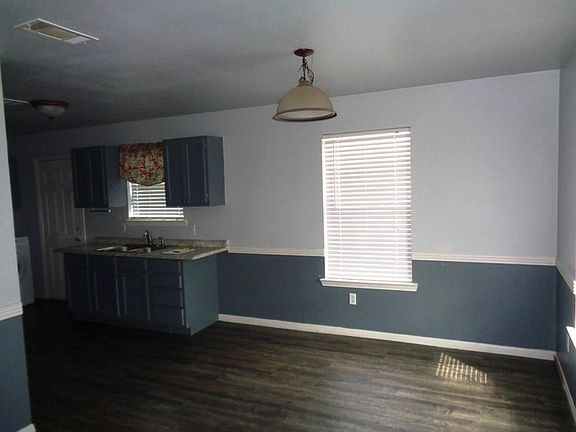 4th image of 307 E Brockett St