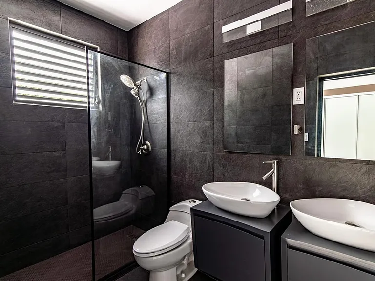 1 Avenida #65 — Photo 2