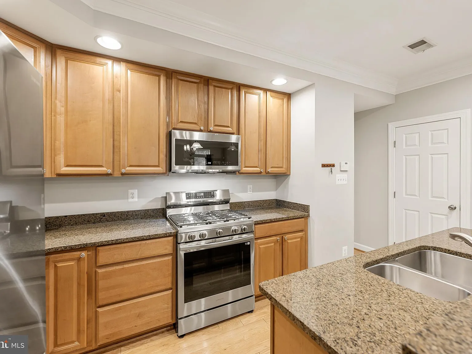 2 bed, 2.5 bath, 1650 sqft, $3,250 — Photo 3