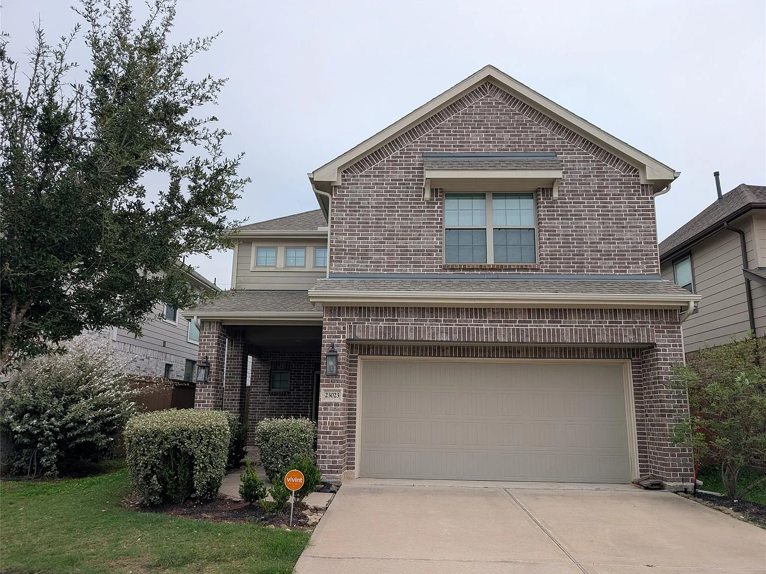 4 bed, 2.5 bath, 2282 sqft, $2,500 — Photo 1