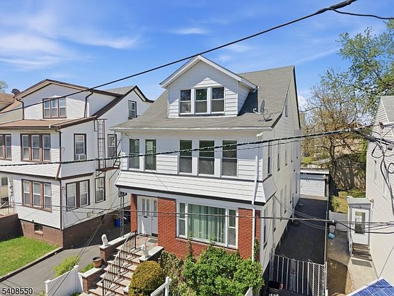 2nd image of 1602 Bayview Ave