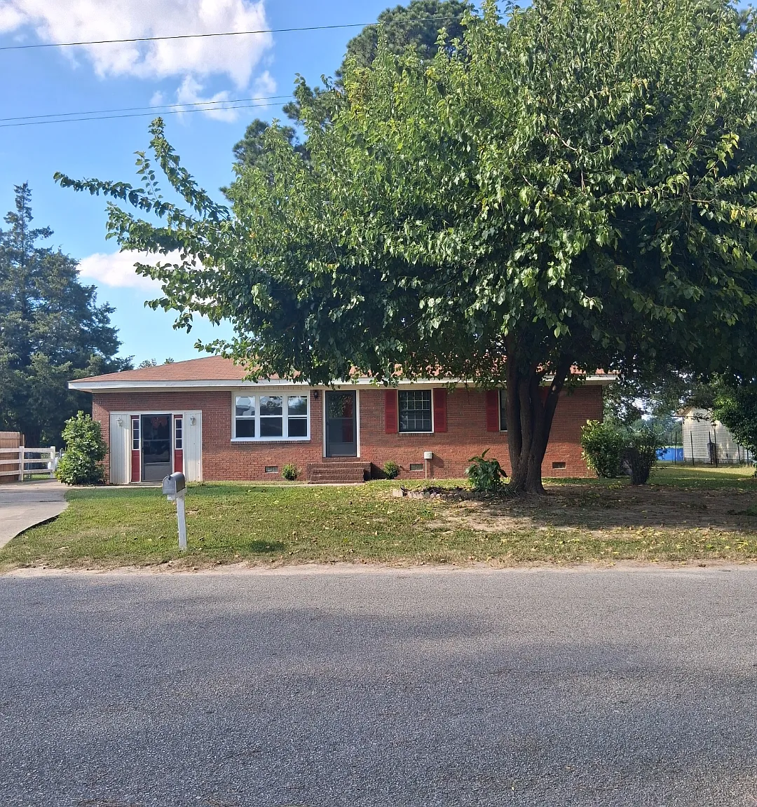 4 bed, 1.5 bath, 1228 sqft, $2,200 — Photo 1