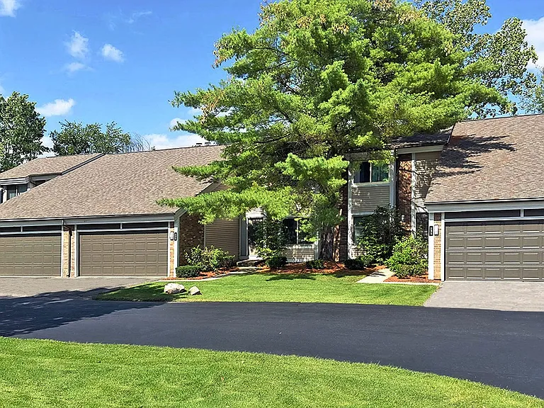 Weatherstone Townhomes with attached 2-car gWeatherstone Townhomes with attached 2-car garages, basements, 2 or 3 bedroom luxury living.