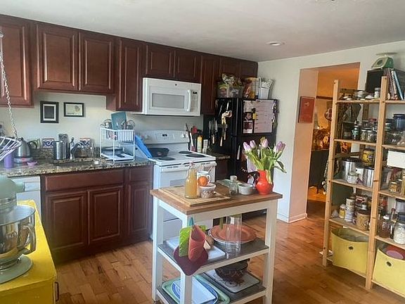 3rd image of 211 Mountain St
