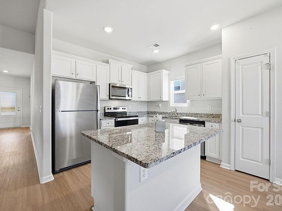 5th image of 3117 Maple Ridge Dr