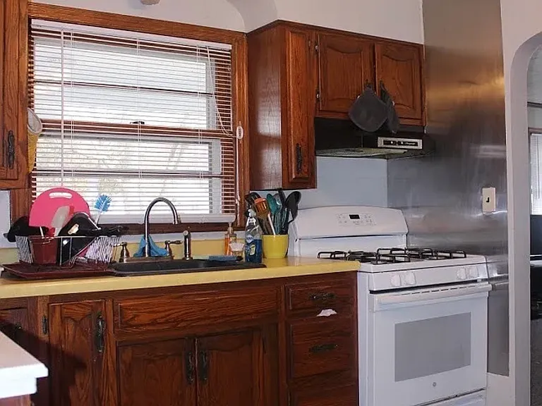 1517 N Woodridge Ave — Photo 3