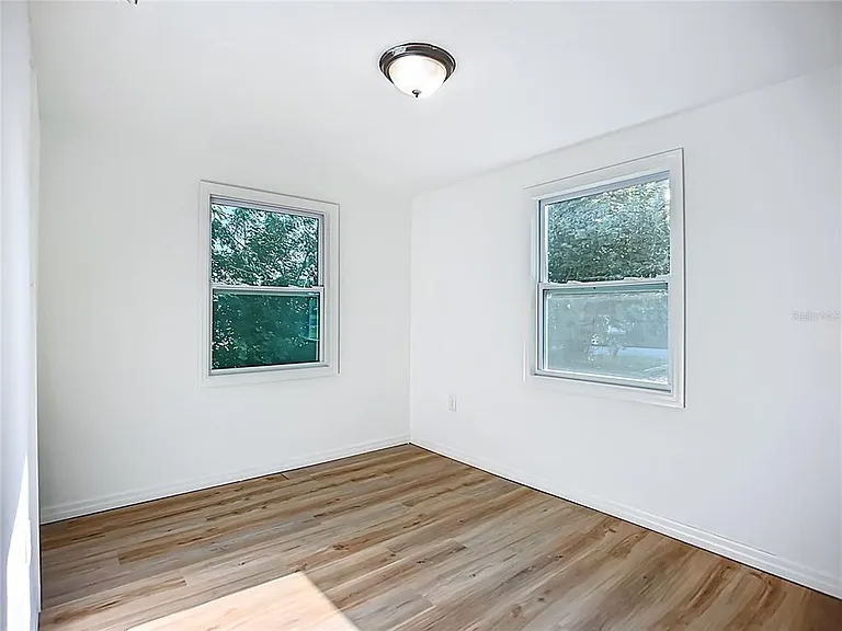 317 Jessica St S — Photo 6