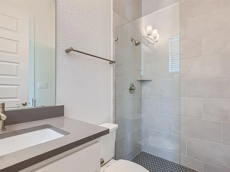 704 Palamos Dr — Photo 25