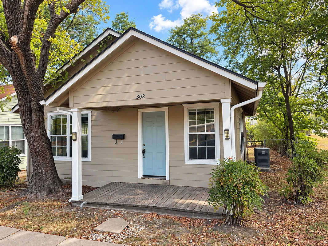 2 bed, 1.0 bath, 709 sqft, $1,200 — Photo 1