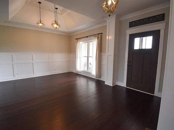 5th image of 303 Honeysuckle Ln