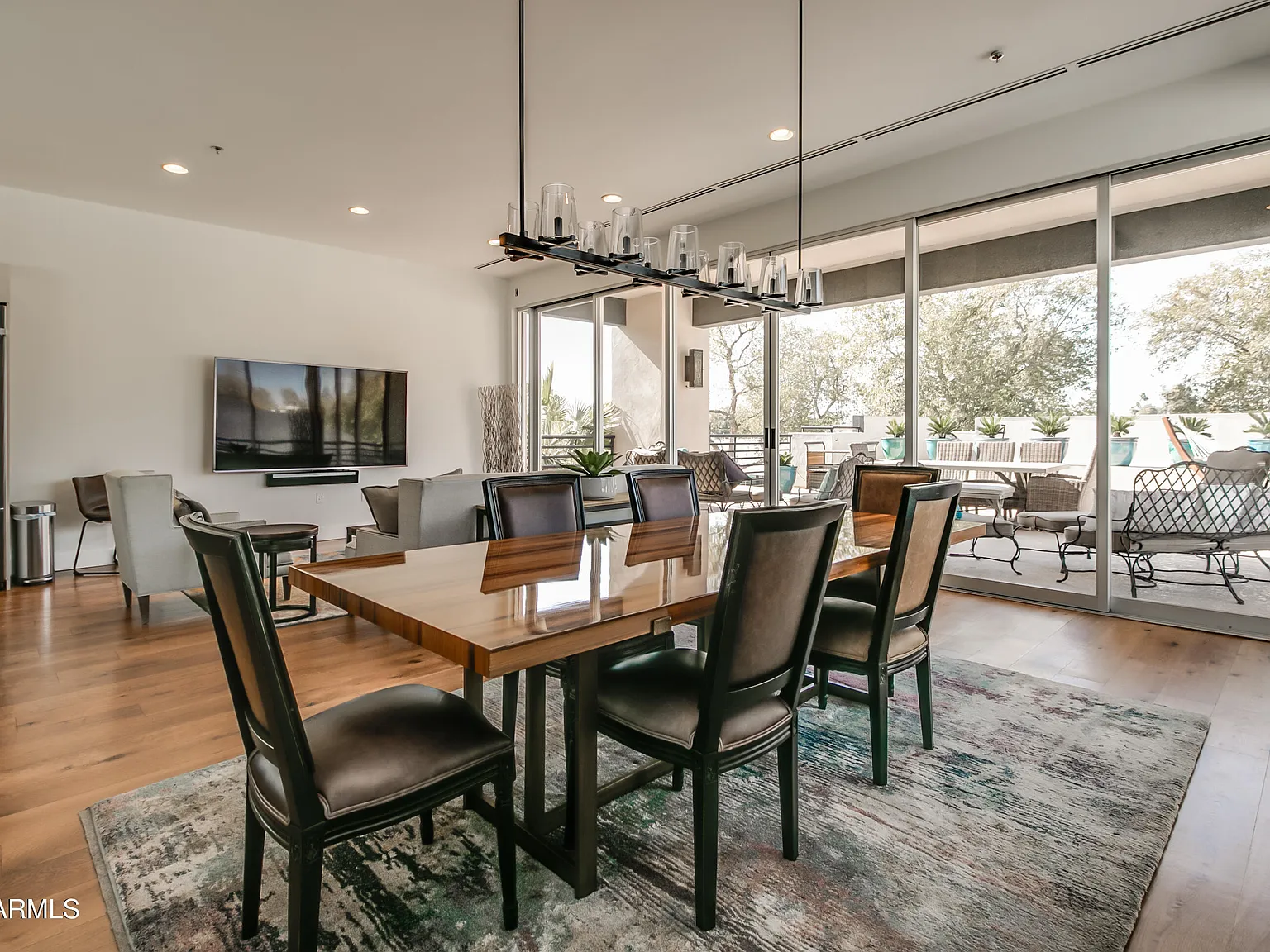 2 bed, 2.0 bath, 2700 sqft, $5,000 — Photo 2