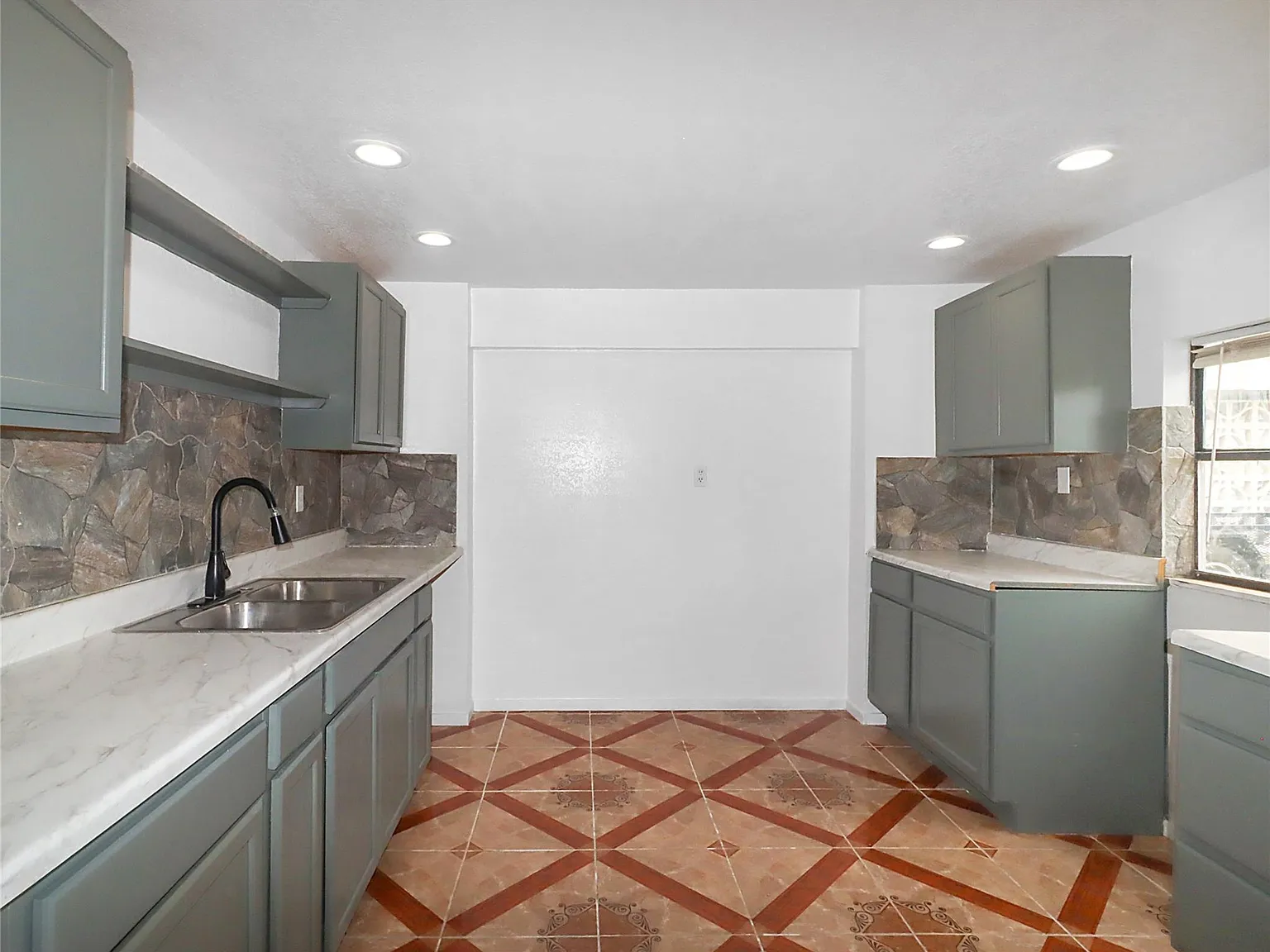 2 bed, 1.0 bath, 837 sqft, $1,850 — Photo 4
