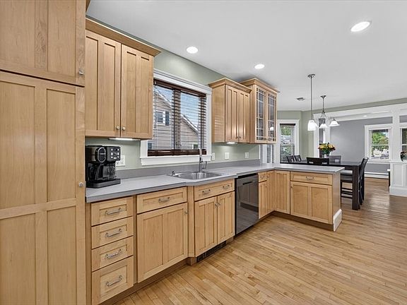 3rd image of 21 Willow St