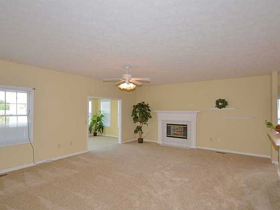 4th image of 4825 Pinebrook Dr