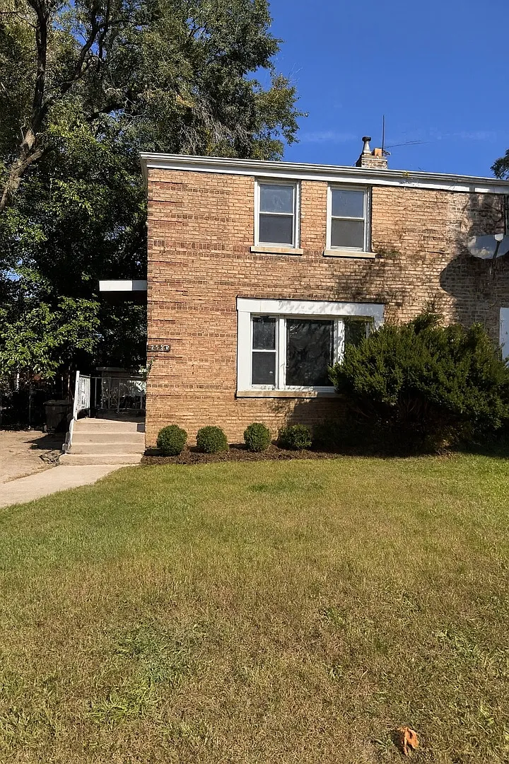 2552 E 96th St photo 1
