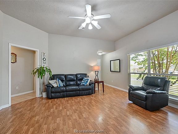 2nd image of 915 Crested Point Dr