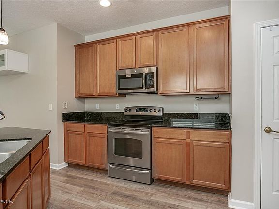 5th image of 297 Silver Glen Ave