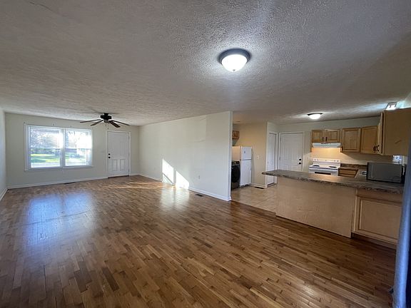 3rd image of 325 N Oak St