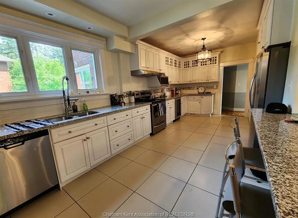 3 bed, $2,300 — Photo 2