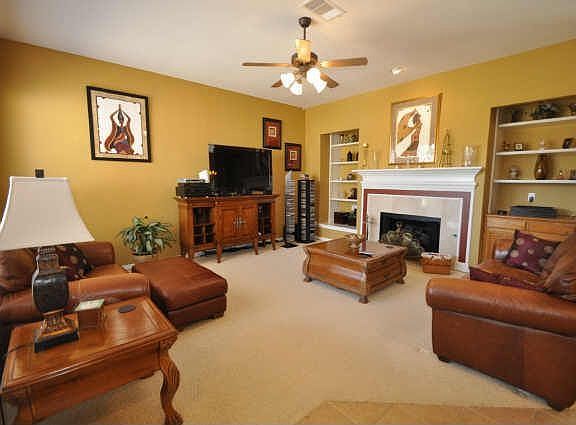 3rd image of 2805 Lago Vista Ln