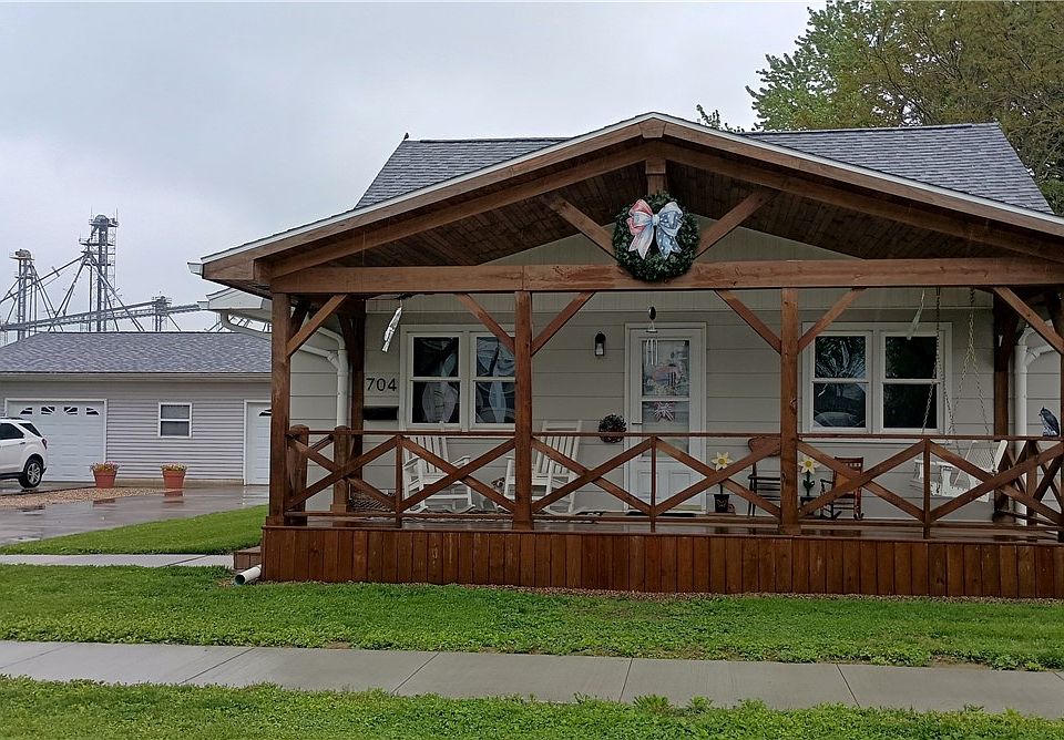 1st image of 704 W Jefferson Ave