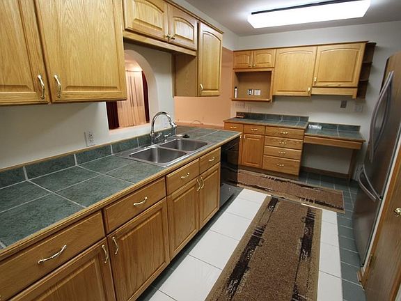 5th image of 297 E 284th St