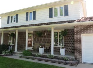611 Apache Dr, Gretna, NE 68028