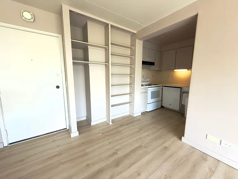 430 Keoniana St #606 — Photo 4