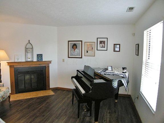 3rd image of 1102 Farmlane Dr