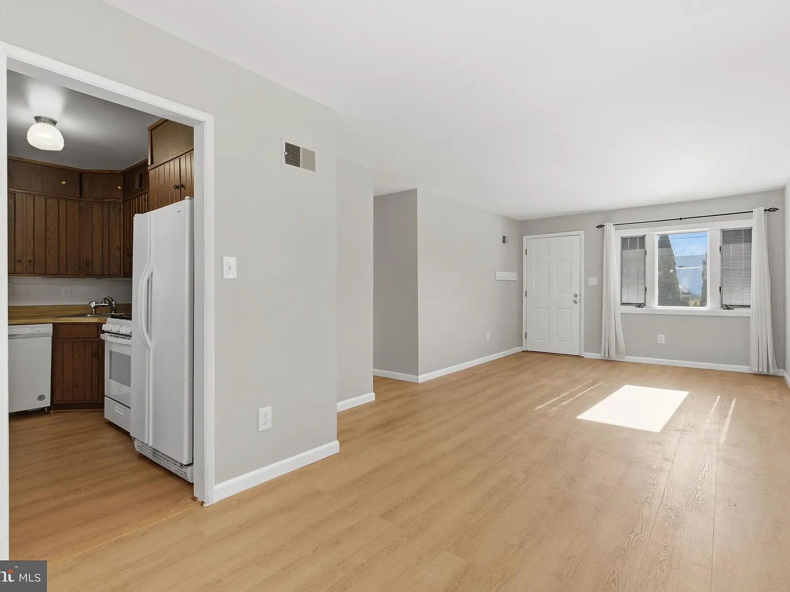 3 bed, 1197 sqft, $3,200 — Photo 2