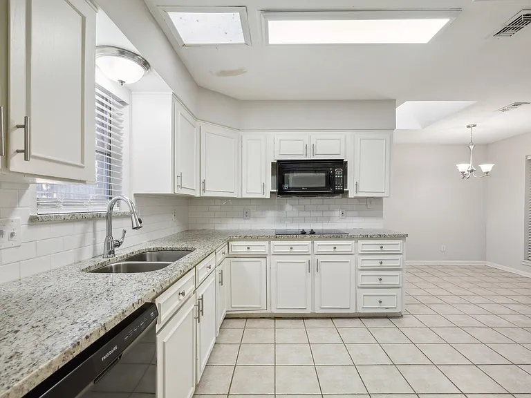 1725 Northcrest Dr — Photo 10