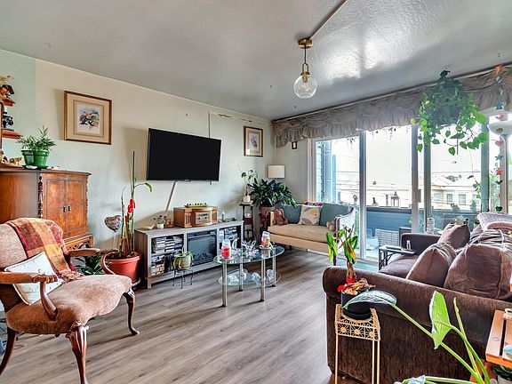 5th image of 2987 Mission St APT 304