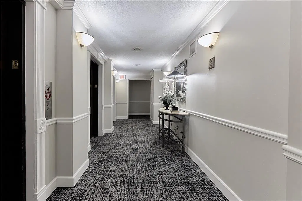 795 Hammond Dr — Photo 2