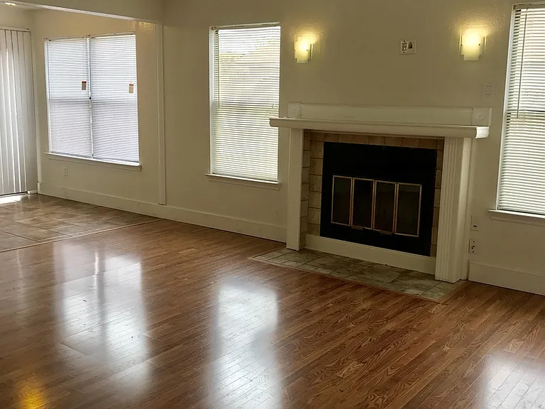 3202 Green Valley Dr — Photo 2