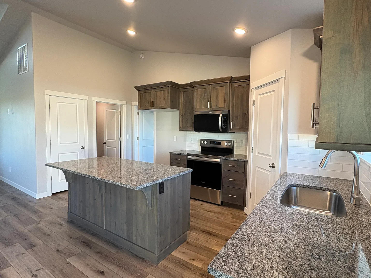 4 bed, 1500 sqft, $2,400 — Photo 3