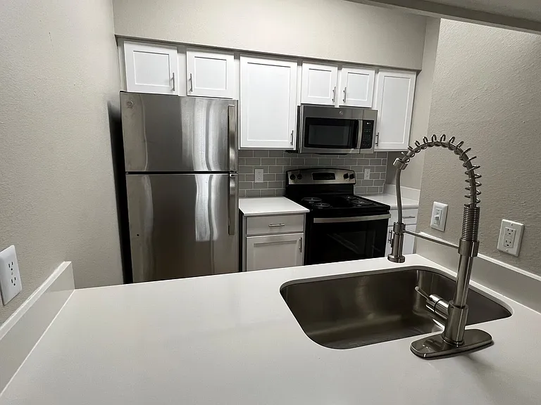 Baypoint Apartments — Photo 102