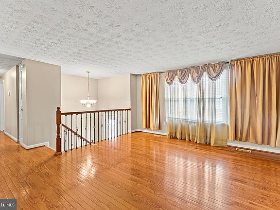 3rd image of 2121 Briarwood Dr