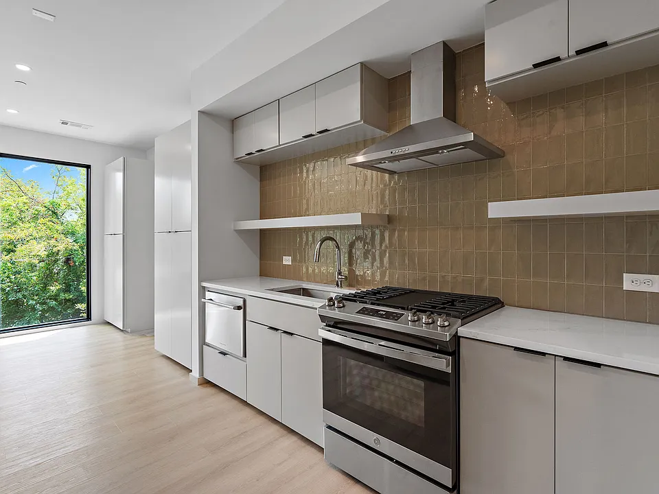 500 Merritt Ave #206