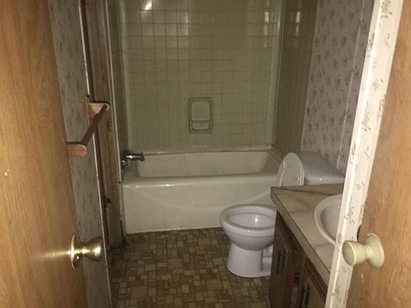 3rd image of 4239 Hampton Ln