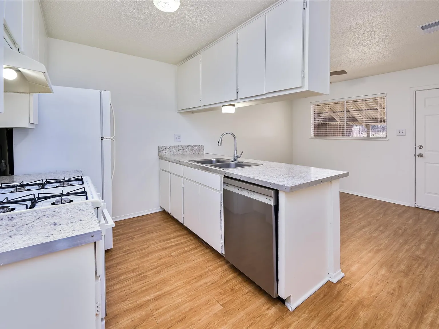 2 bed, 1.0 bath, 884 sqft, $1,295 — Photo 4