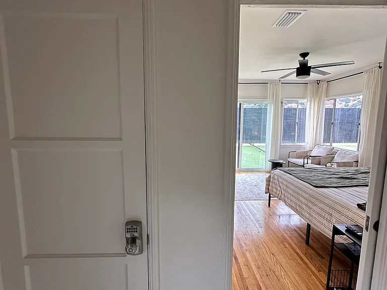 6752 Mulholland Dr — Photo 35