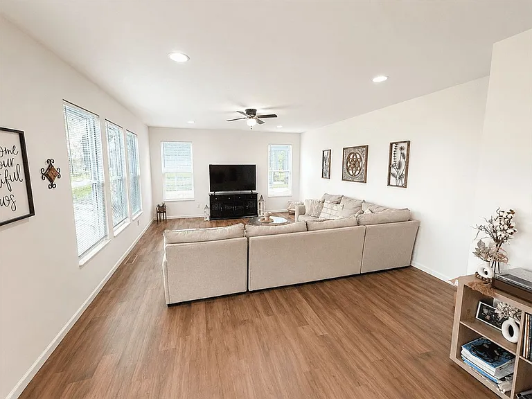 1100 Sarah Freeman Dr — Photo 6