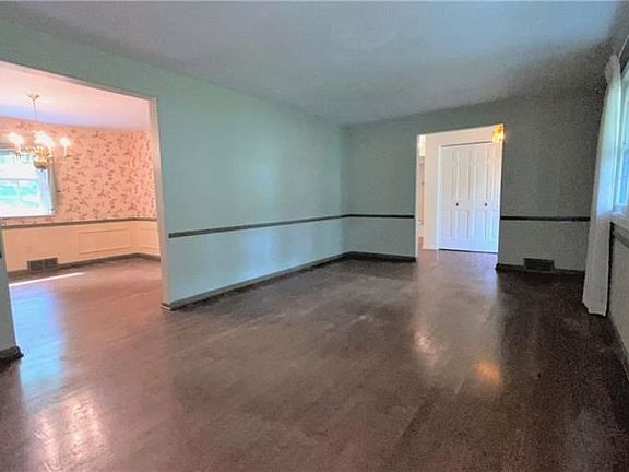 3rd image of 3037 Ben Venue Dr