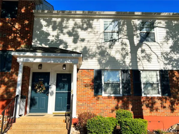 1438 Peacock Ln, Saint Louis, MO 63144